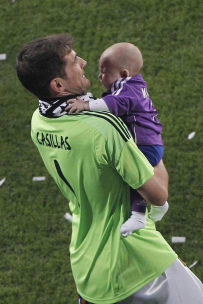 Iker Casillas con l&#39;erede. Ansa